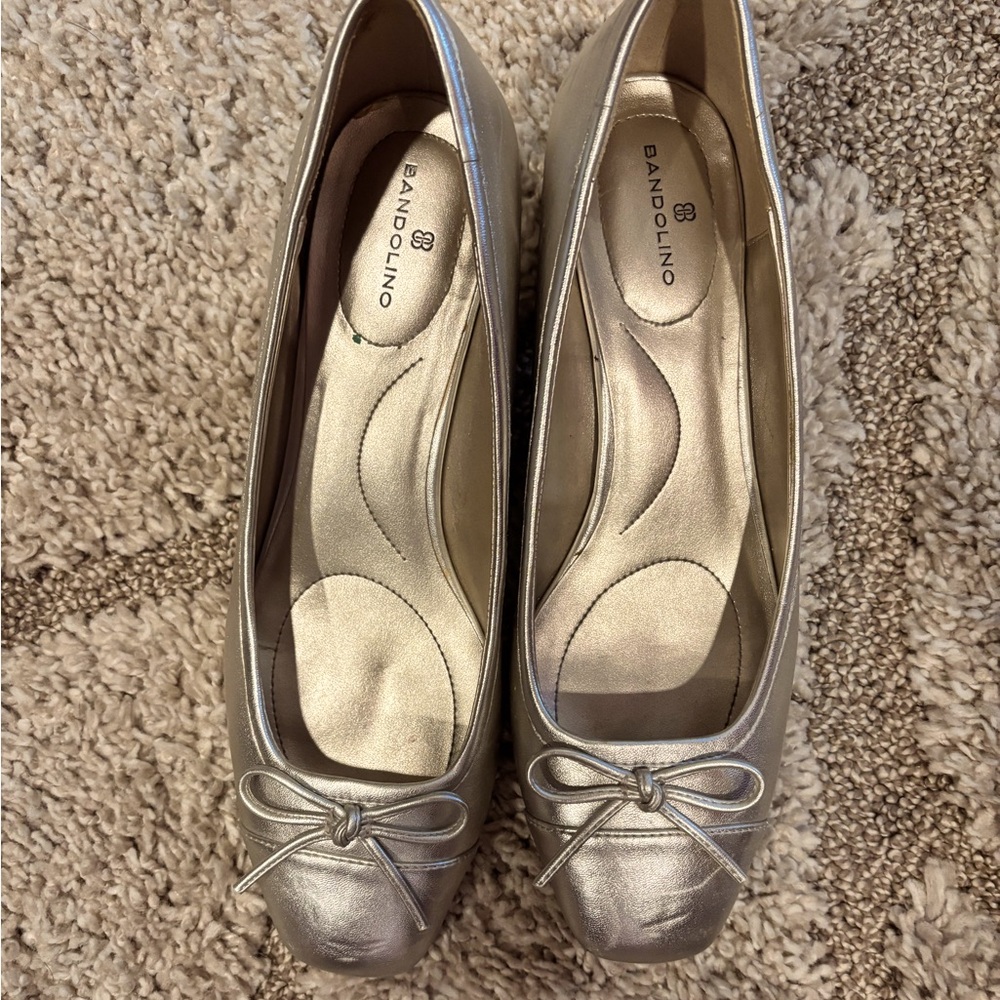 Bandolino gold low pumps